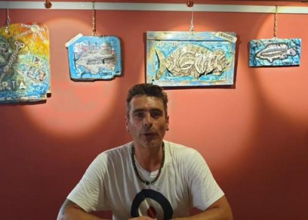 Le opere di Davide Bachi vengono dal mare, dopo la violenta mareggiata dell’ottobre 2018