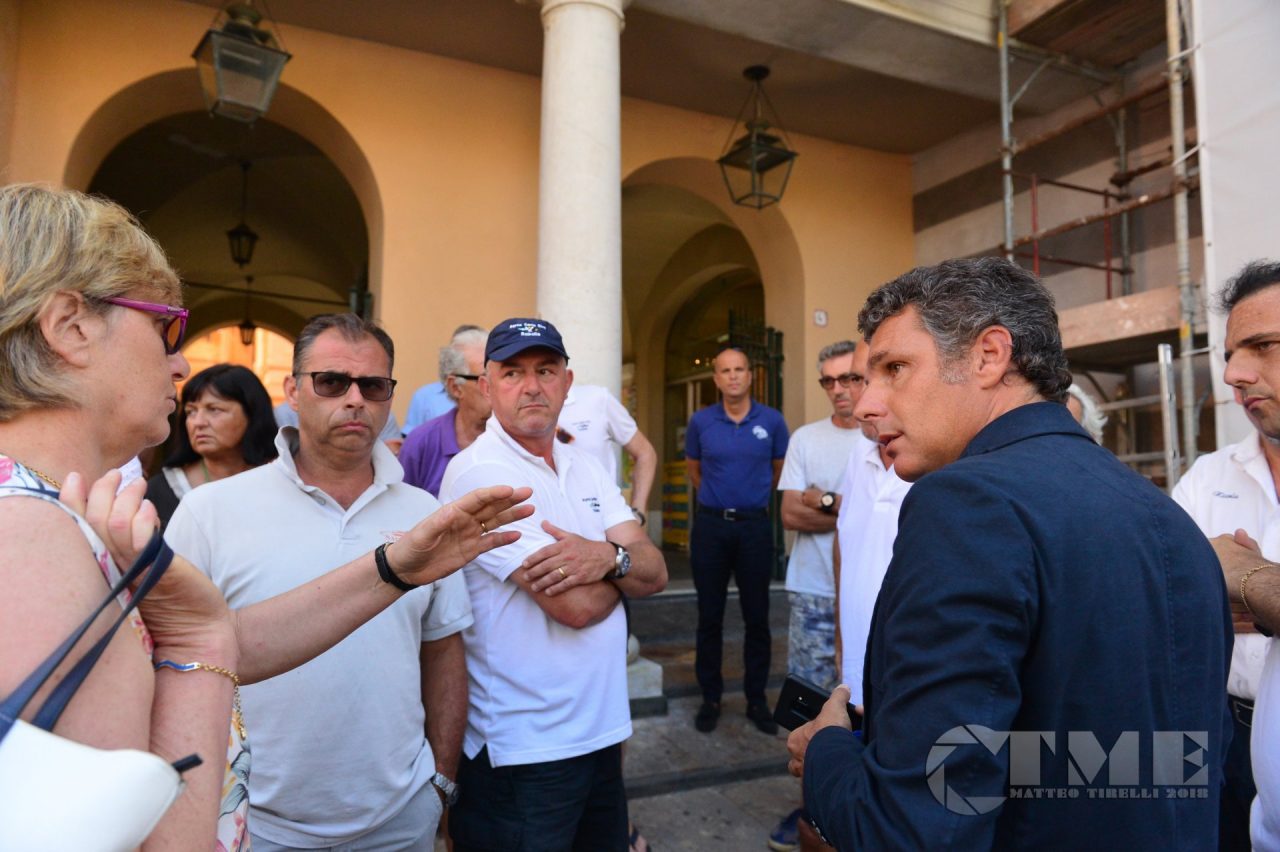 Dipendenti e marinai del Porto Carlo Riva ai piedi del municipio