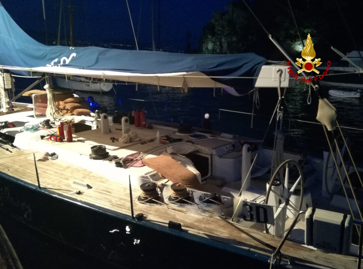 Incendio su una barca a vela a Portofino