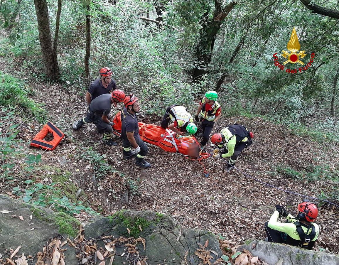 Soccorso escursionista caduto in una scarpata sul sentiero tra Montallegro e Rapallo