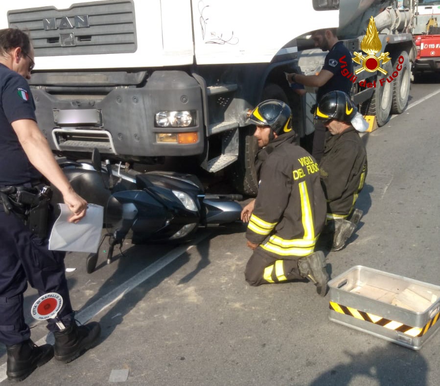 Scooterista incastrato sotto a un camion, il difficile soccorso