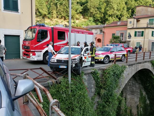 Calo di pressione, ambulanza contro un palo