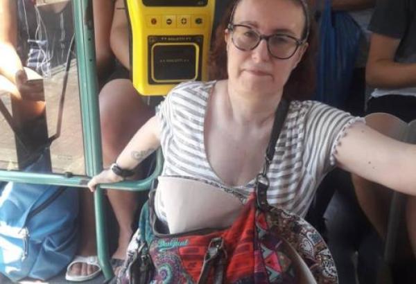Insultata sull’autobus, esplode la polemica