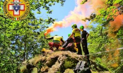 Val d’Aveto, sale su una roccia per scattare una foto e scivola