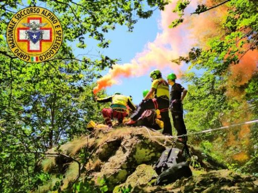 Val d’Aveto, sale su una roccia per scattare una foto e scivola