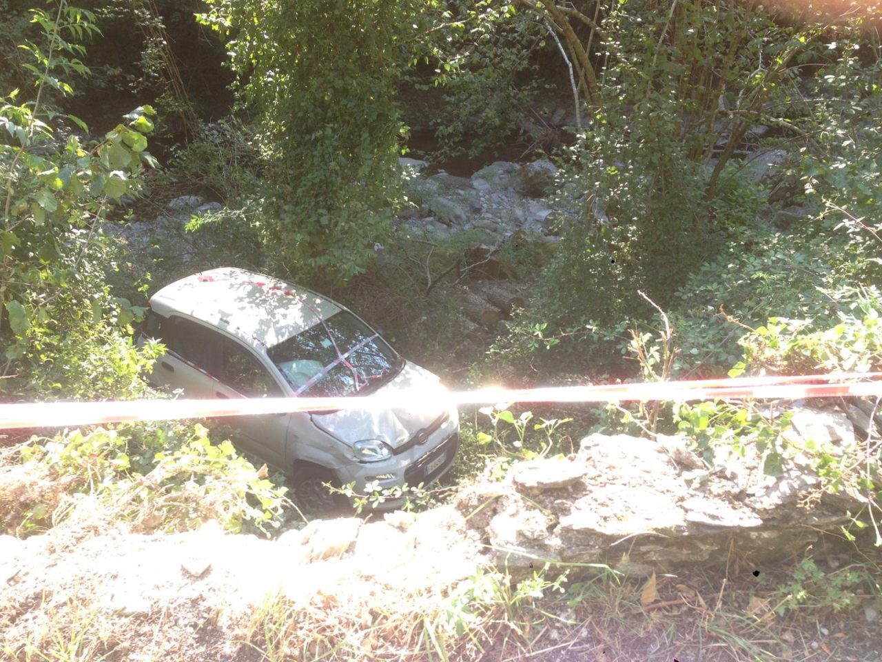 Auto finisce fuori strada, donna al pronto soccorso