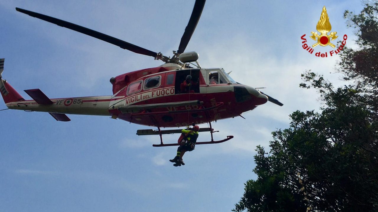 Attacco di panico sul sentiero, devono intervenire i Vigili del Fuoco con l’elicottero