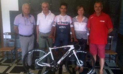 Il team Cinelli con Santiago Buitrago un colombiano a San Colombano