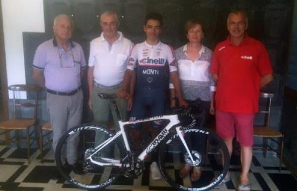 Il team Cinelli con Santiago Buitrago un colombiano a San Colombano