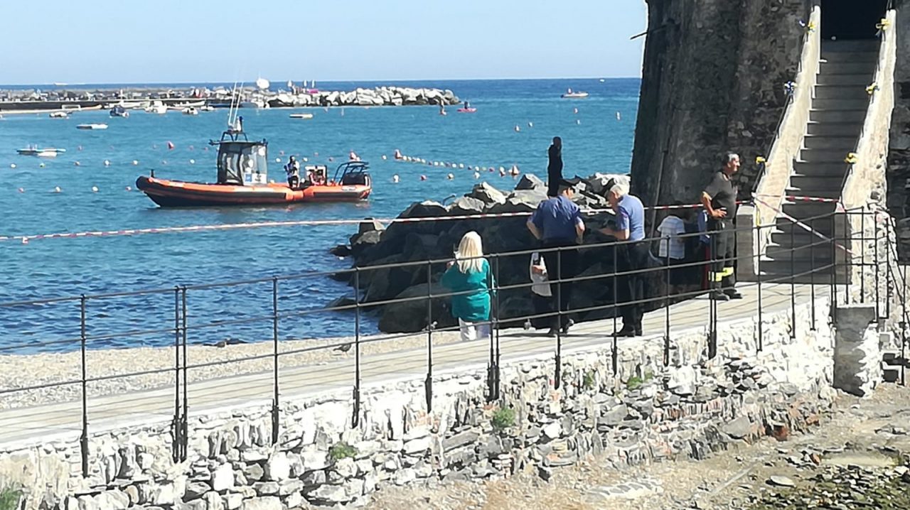 Ragazzo folgorato in spiaggia, mistero a Rapallo