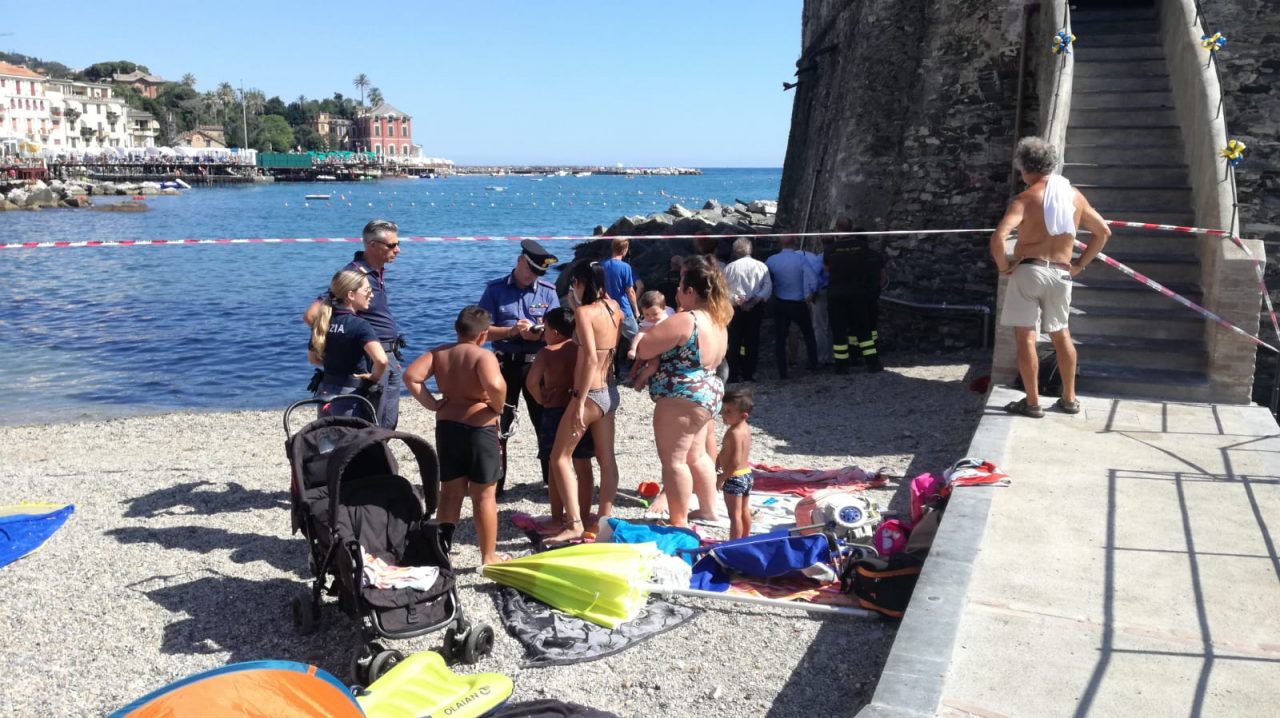 Incidente in spiaggia a Rapallo, il ragazzino resta in coma farmacologico
