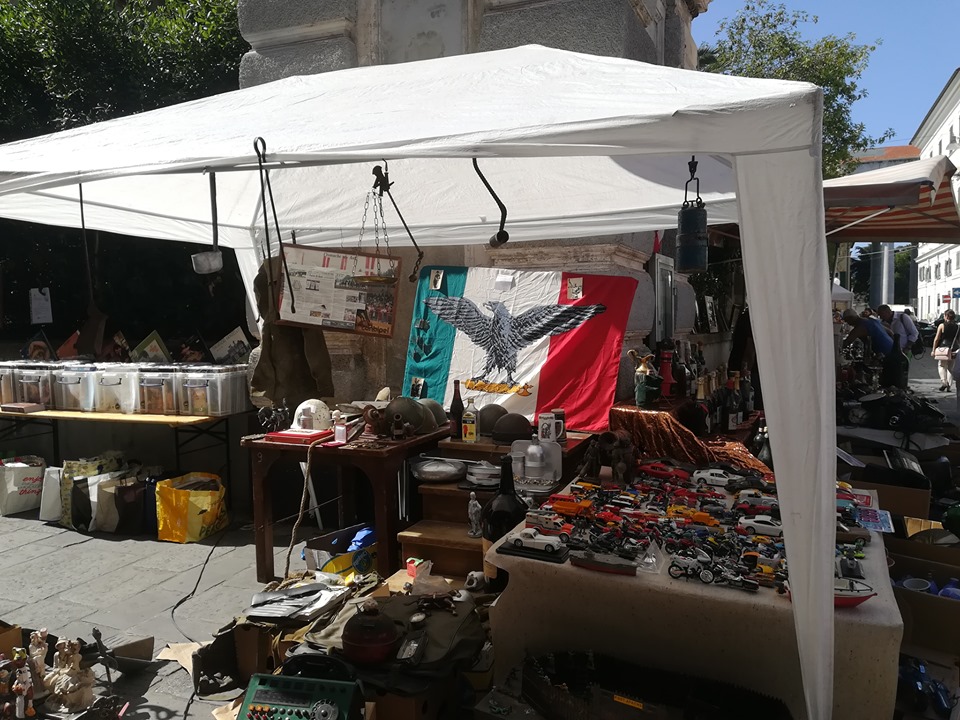Bandiera di Salò al mercatino di Chiavari, esplode la polemica