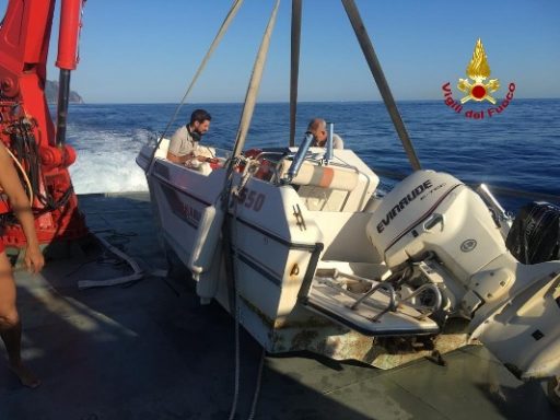 Affonda un motoscafo, recuperato dai Vigili del Fuoco