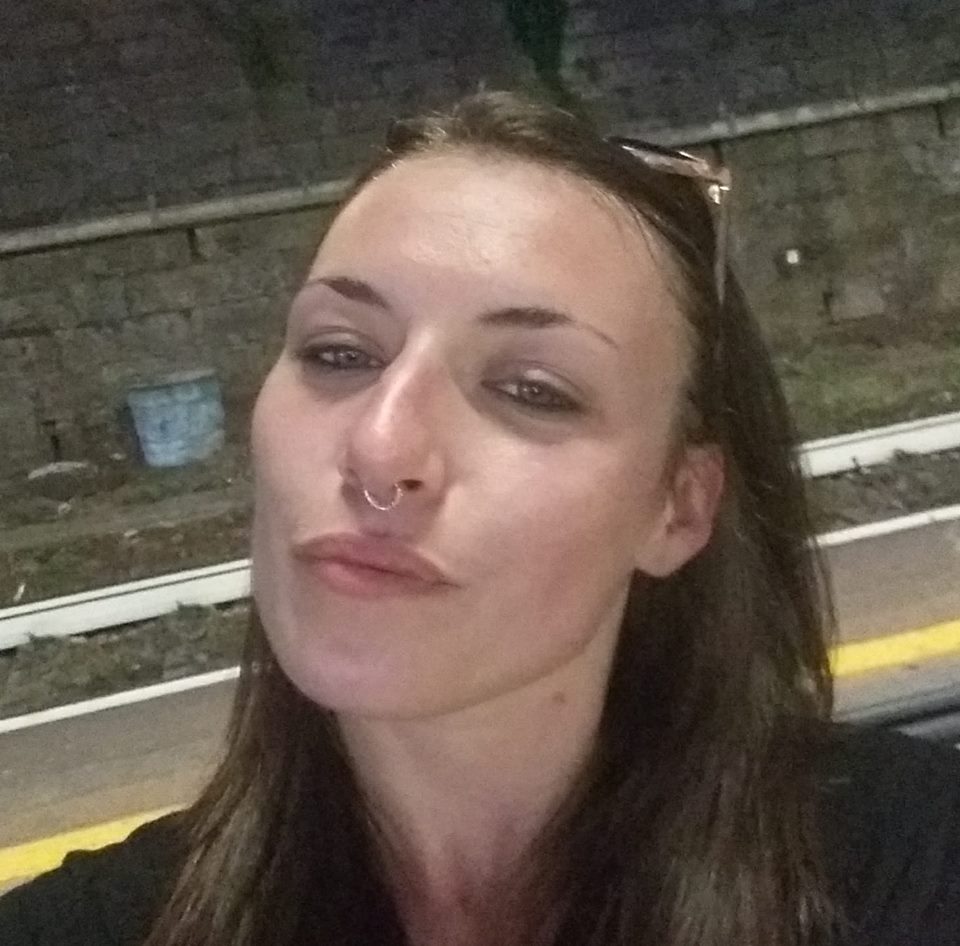 Investita dal treno dopo la serata con gli amici, proseguono le indagini