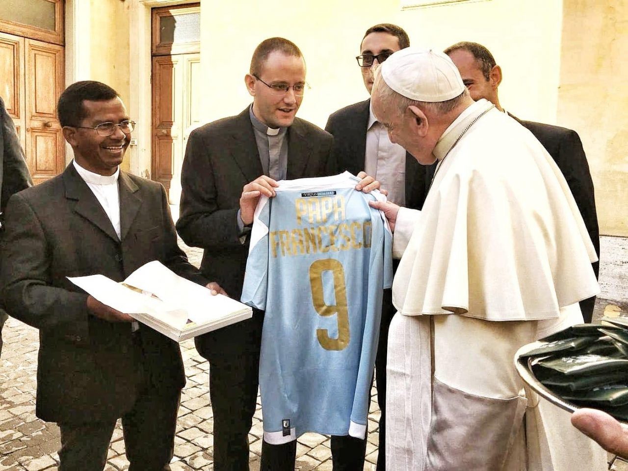 Ancora una maglia della Virtus Entella per Papa Francesco