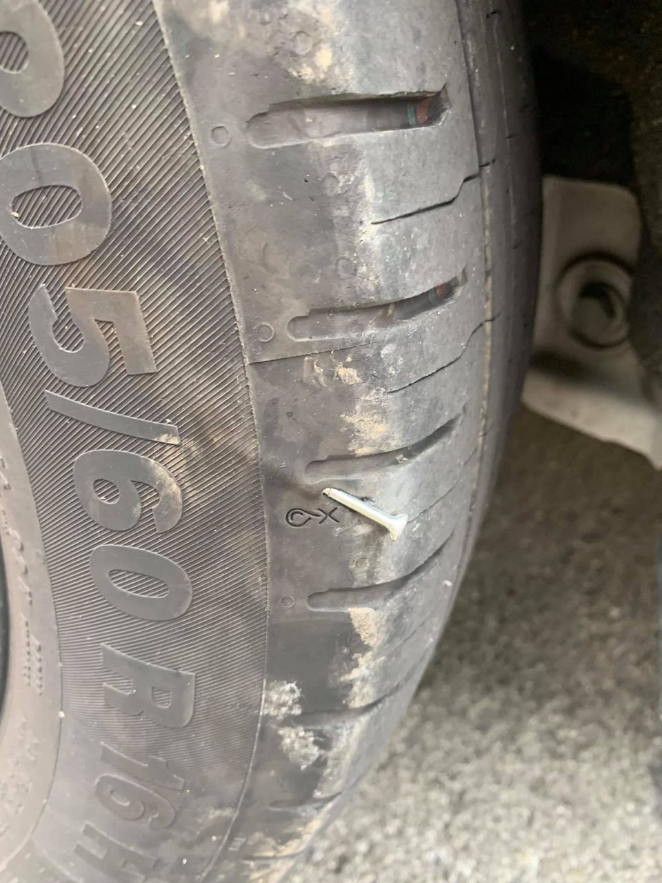 Chiodo piantato sulla ruota dell’auto, gesto intimidatorio nei confronti di Tosi?
