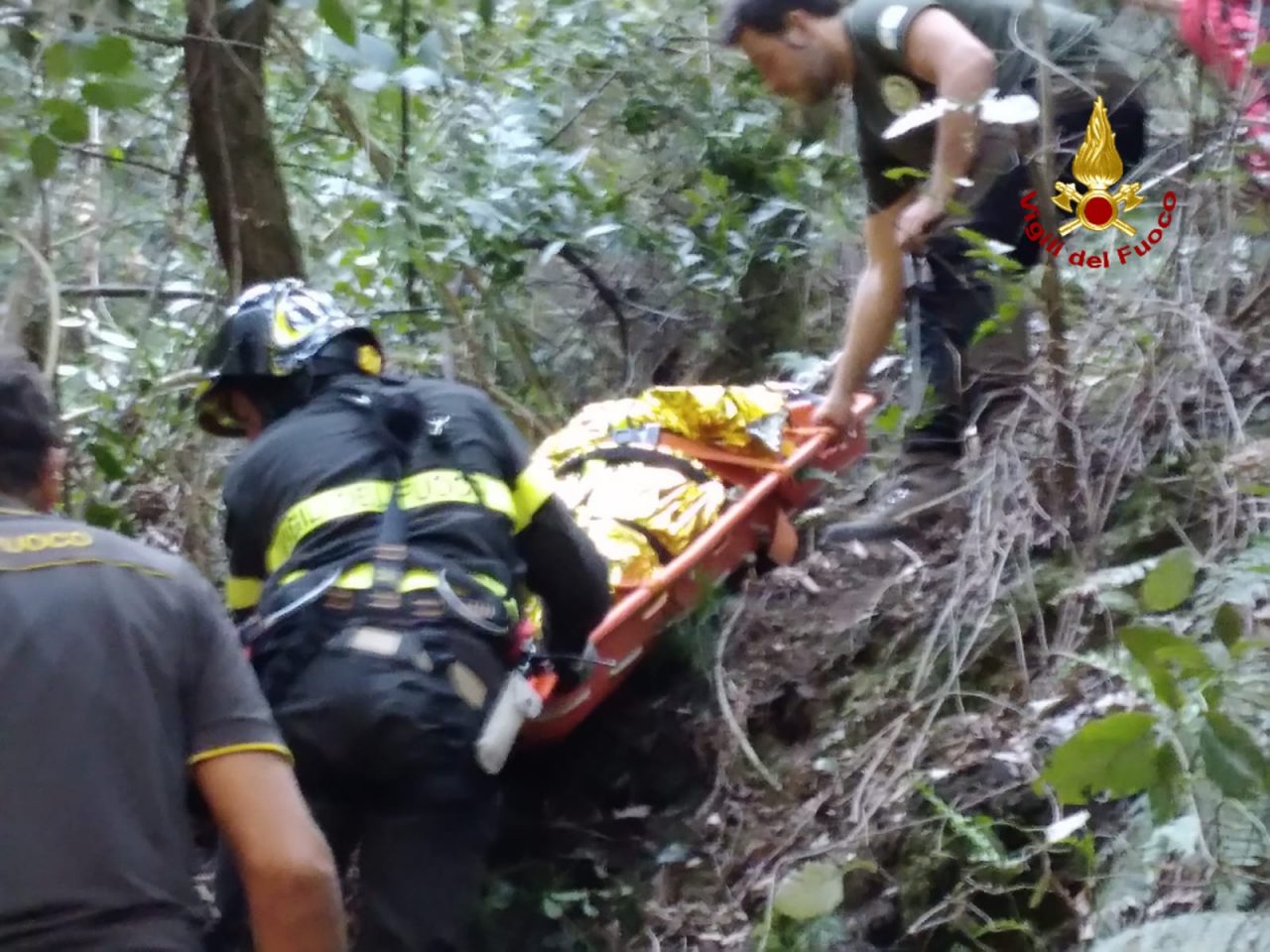 Si frattura una caviglia durante la gara cinofila, complicato soccorso dei Vigili del Fuoco