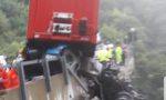 Impressionante incidente in A6, tir in bilico sul viadotto