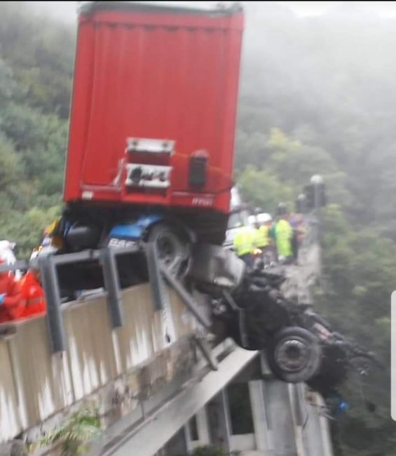 Impressionante incidente in A6, tir in bilico sul viadotto