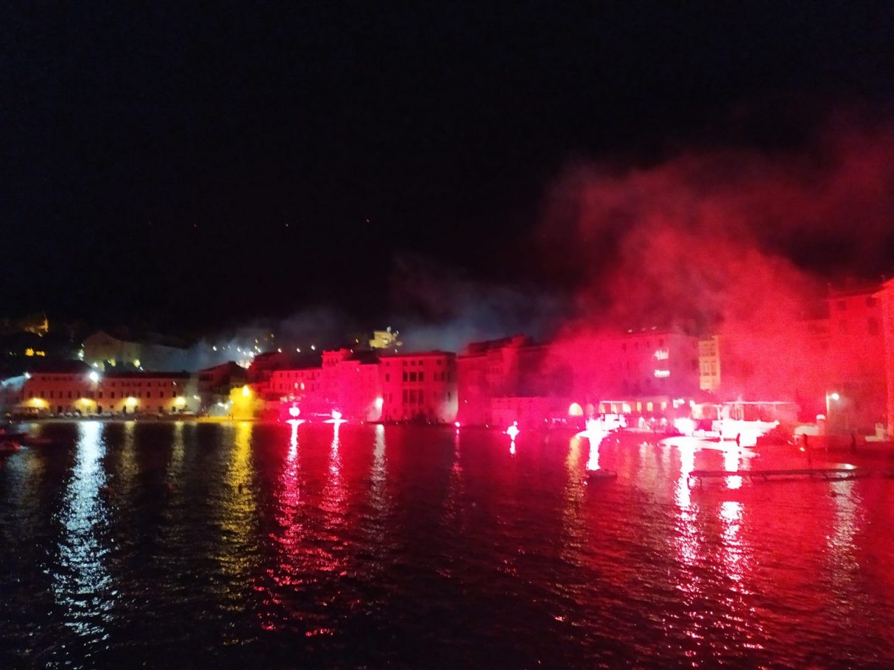 Sestri, la festa rossoblu allo scoccare della mezzanotte