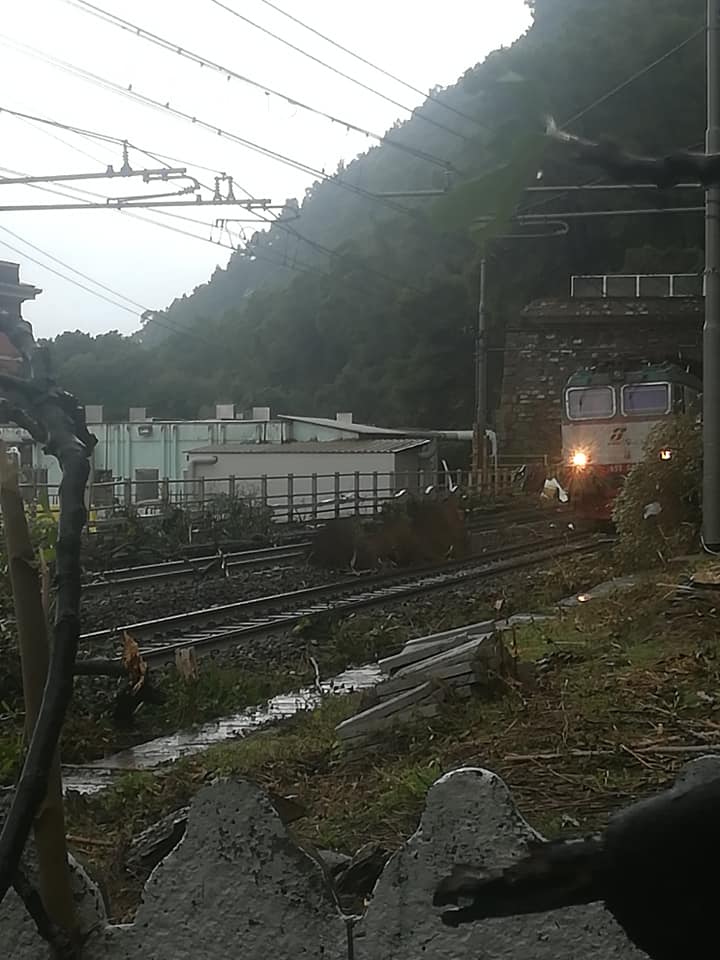 Tromba d’aria a Chiavari, treno fermo nella zona di Preli
