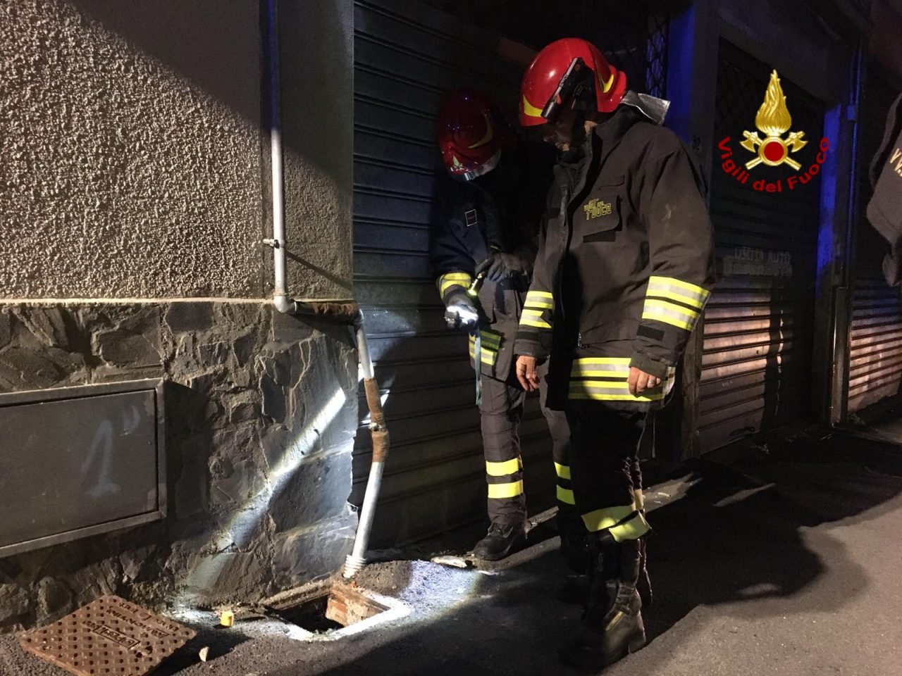 Auto contro tubo del gas, evacuata palazzina a Rapallo