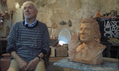 Lo scultore Edoardo Ceccardi realizza un mezzobusto in terracotta di Fabrizio Frizzi per donarlo alla Rai di Roma