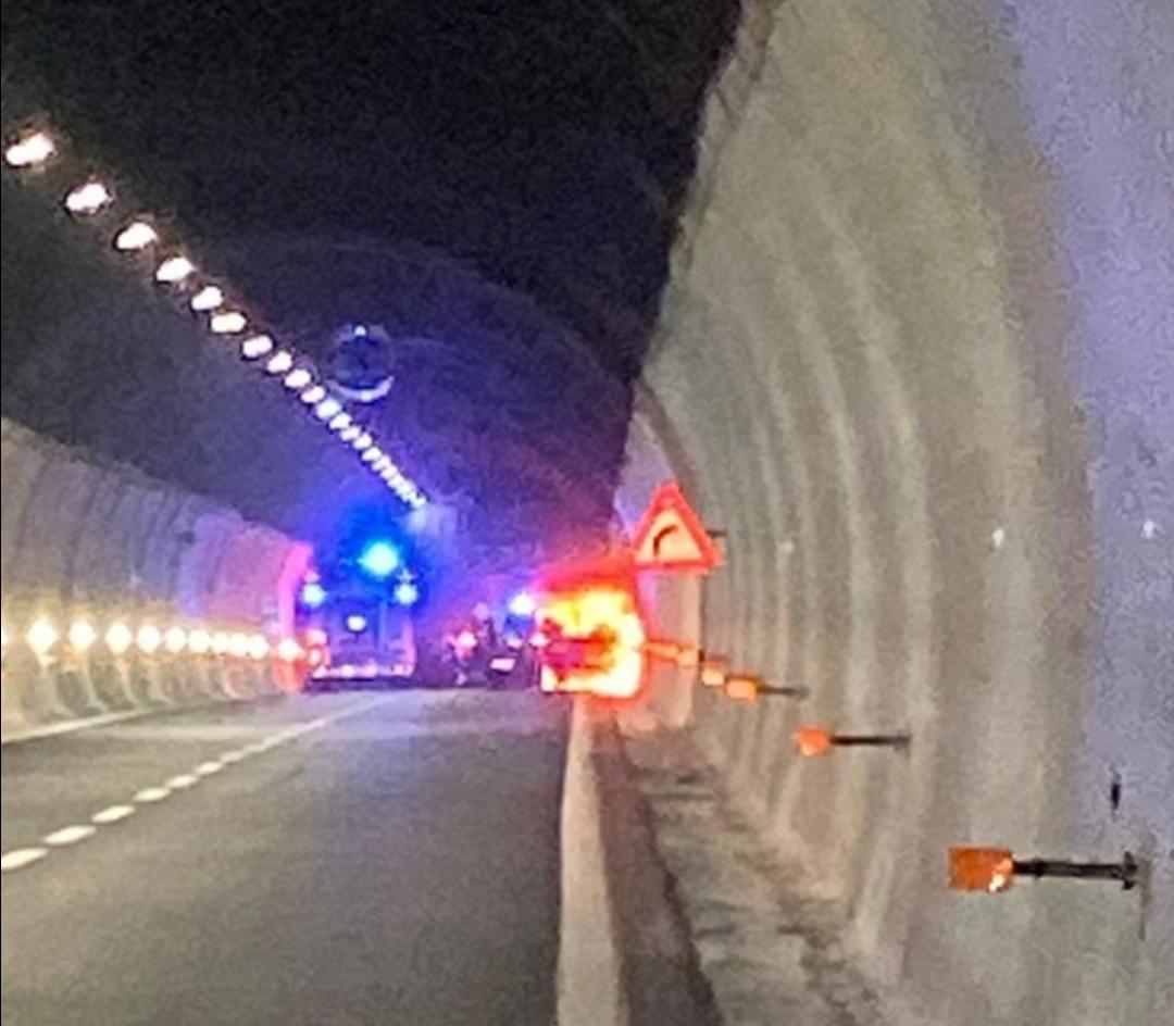 Auto in fiamme in A12, code tra Lavagna e Sestri