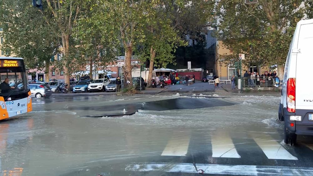 Tubo rotto in val Bisagno, ritardi anche nel Levante