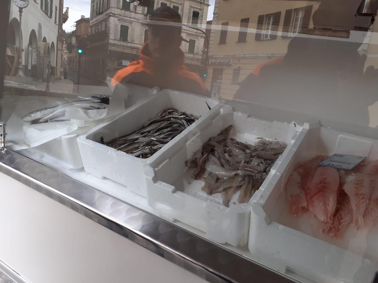 Ancora controlli della Guardia Costiera, ancora ristoranti e pescherie multate