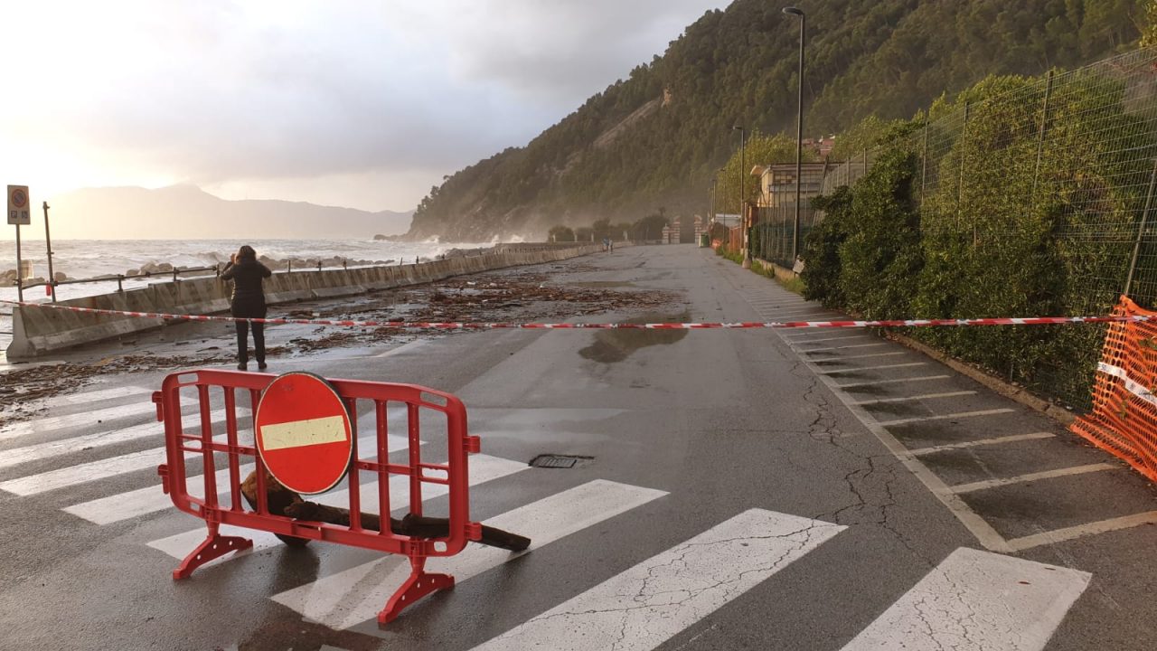 Mareggiata, chiuso il tratto di via Preli