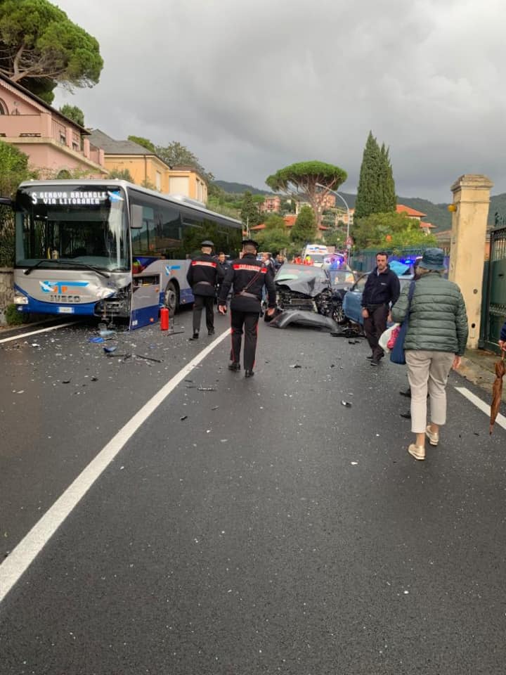 Incidente sull’Aurelia, coinvolte due auto e una corriera Atp