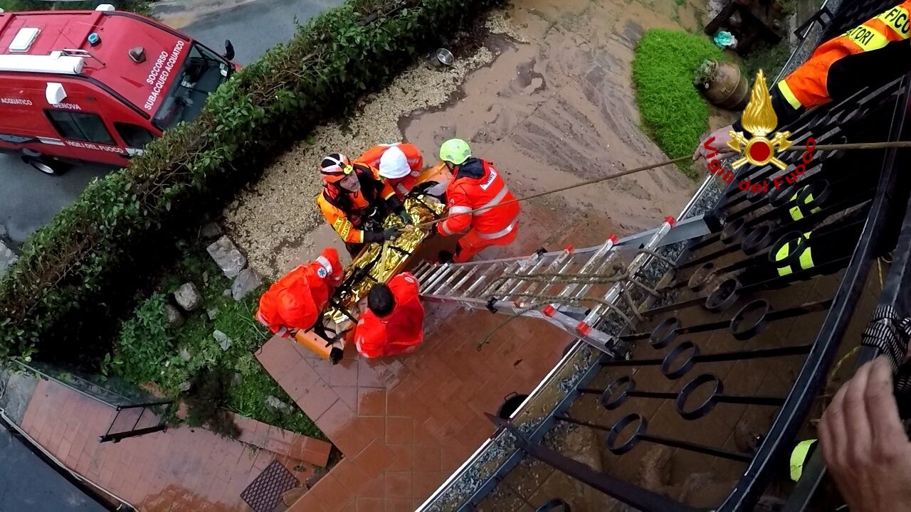 La frana le travolge la casa, rimane bloccata dal fango: salvata. IL VIDEO