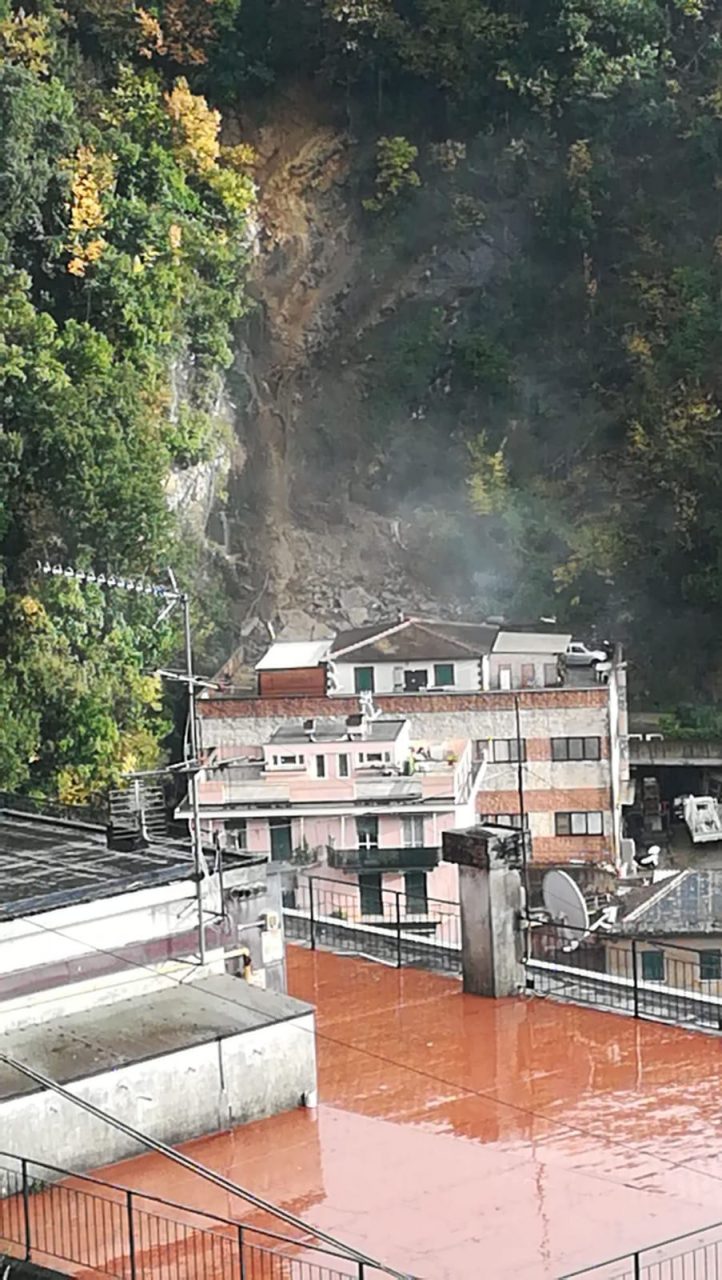 Frana in via Caorsi a Sori, evacuata una famiglia. Colpito l’atelier del noto artista Musante