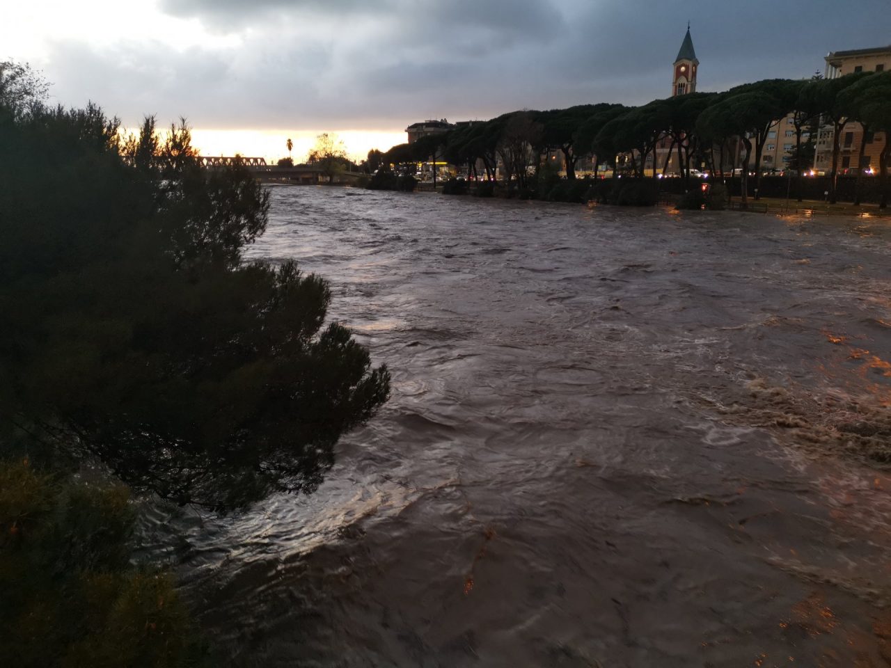 Il fiume Entella è uscito dagli argini
