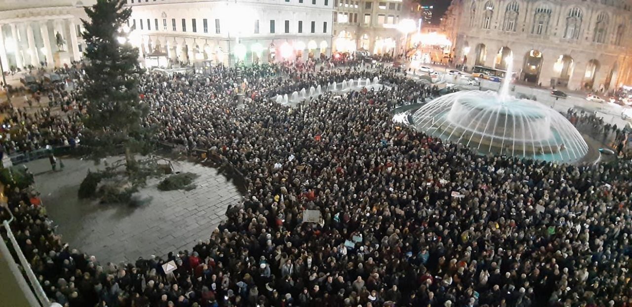 Piazza De Ferrari invasa da 8mila sardine
