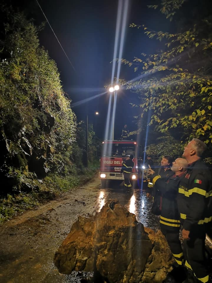 Rapallo: via Savagna chiusa per un grosso masso caduto sulla strada