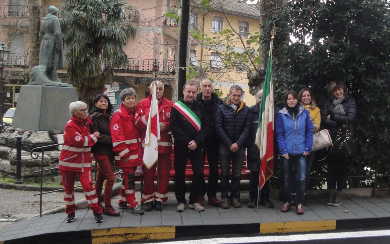 La cerimonia della panchina rossa a Uscio per dire no alla violenza sulle donne