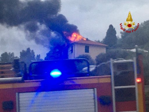 Sori, incendio sul tetto di una palazzina