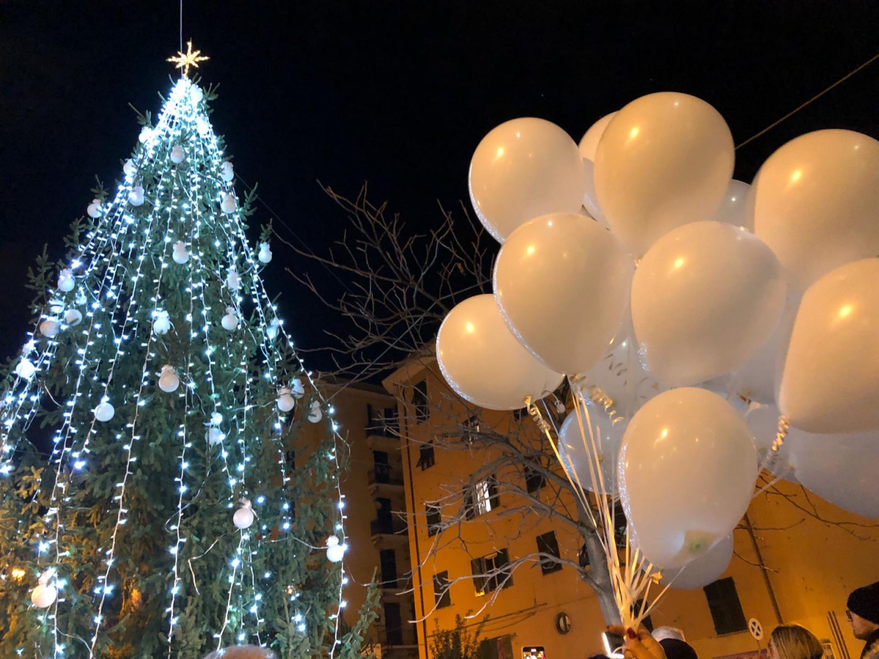 A Certosa un albero con 43 palline per ricordare le vittime del Ponte Morandi