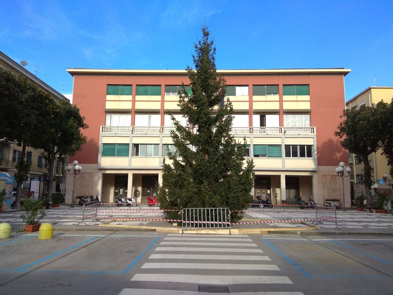 Tutto pronto per il Natale a Recco, tra proiezioni e accensione dell’albero