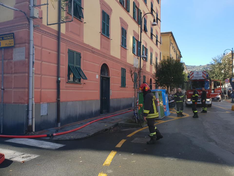 Santa Margherita, principio d’incendio in un palazzo