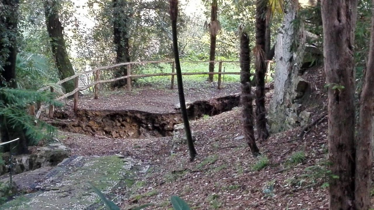 Una voragine nel parco di Villa Durazzo
