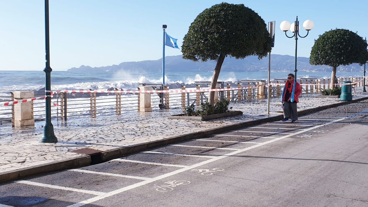 Mareggiata in corso a Chiavari