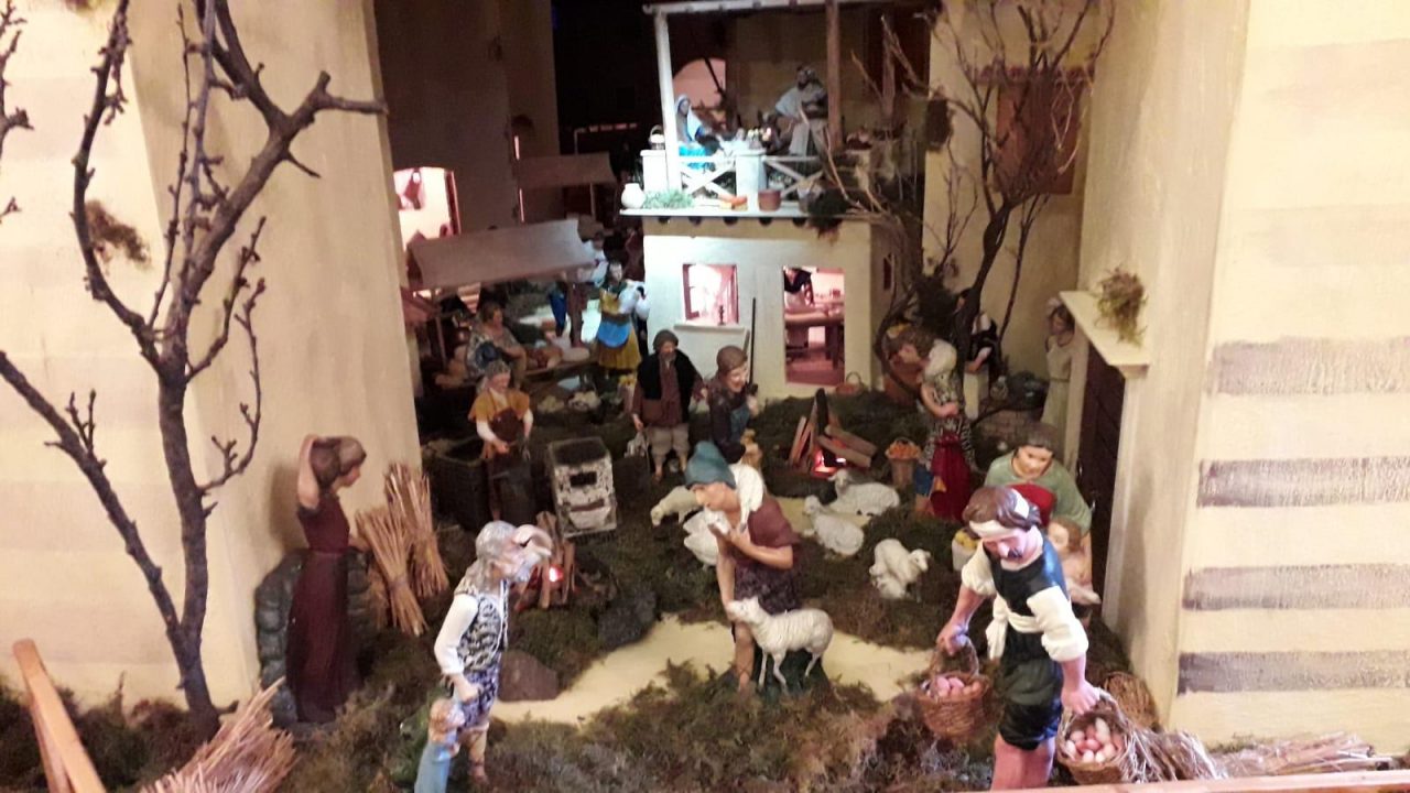 Il sindaco Gandolfo in visita ai presepi