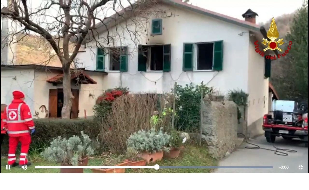 Incendio in casa, muore asfissiata: tragedia nella notte a Lumarzo