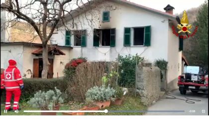 Incendio in casa, muore asfissiata: tragedia nella notte a Lumarzo
