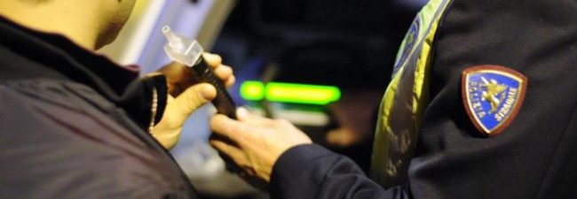 Ubriaco alla guida di un maxi scooter, denunciato