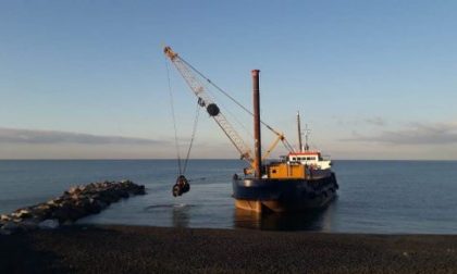 Continuano i lavori sui pennelli a difesa della Baia delle Favole