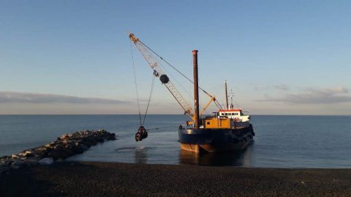 Continuano i lavori sui pennelli a difesa della Baia delle Favole